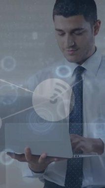 Dizüstü bilgisayar kullanarak iş adamlarının simgeleriyle bağlantı ağının animasyonu. Dijital olarak oluşturulmuş küresel bağlantılar, iş, finans, hesaplama ve veri işleme kavramı.