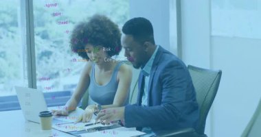 Kadın klasörü açıyor, erkek HTML kaplamalı dizüstü bilgisayarda güvenlik konularını vurguluyor. İşbirliği, profesyonellik, teknoloji, yenilik, takım çalışması, modern, kariyer