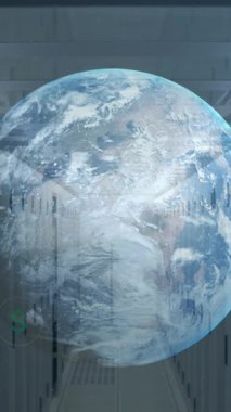 Daireler içinde sürdürülebilir simgelerin canlandırılması ve sunucu odasında dönen dünya. Dijital bileşik, çoklu pozlama, küreselleşme, ağ oluşturma, teknoloji, ağ sunucusu, yenilenebilir enerji.