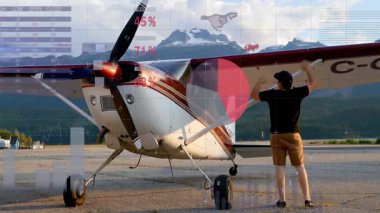 Pilot piste geliyor. Kanat kontrolü yapıyor, verileri üstüste koyuyor ve uçak kuyruğundan uzaklaşıyor. Havacılık, macera, engebeli, teknolojik, seyahat, keşif, manzara