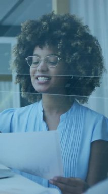 Ofisteki çeşitli iş adamları üzerinde veri işleme animasyonu. Küresel iş ve dijital arayüz kavramı dijital olarak oluşturulmuş video.