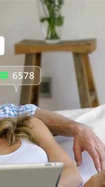 Kafkasyalı çiftin dijital tabletten video izlemesi ve dinlenmesi üzerine bilgilendirme çubuklarının canlandırılması. Dijital bileşim, çoklu pozlama, aşk, birliktelik, sosyal medya anımsatıcı ve teknoloji.