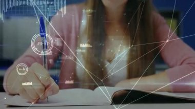 Öğrenim alanında notlar yazan genç bir kız. Not defterinden veri akışını aktifleştiriyor. Öğrenci, eğitim, dijital, modern, odaklanma, konsantrasyon, teknoloji