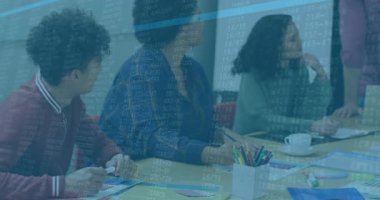 İş toplantısına katılan sunucu, büyümeyi gösteren animasyonlu verilerle çizelgeleri izleyen ekip. İşbirliği, takım çalışması, iletişim, beyin fırtınası, ofis, profesyonel, veri