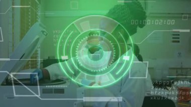 Laboratuvar teknisyeni buzdolabının kapağını açıyor ve yeşil HUD ile araştırma yapmak için örnek şişesini alıyor. Bilim, kesinlik, yenilik, enstrümantasyon, işbirliği, teknoloji, araştırma