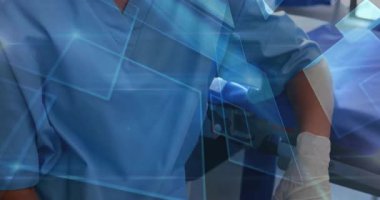 Eldivenli el kamerasıyla örtüşen kamera, maskeli hemşirenin tıbbi izleme kullandığını gösteriyor. Klinik, sağlık, tanı, teknoloji, kesinlik, steril, profesyonellik