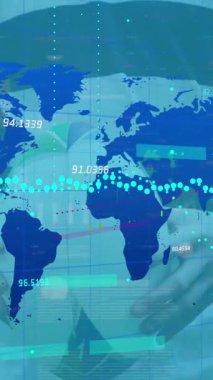 Kafkas erkek rugby oyuncusu üzerinde top ile veri işleme animasyonu. Küresel iş ve dijital arayüz kavramı dijital olarak oluşturulmuş video.