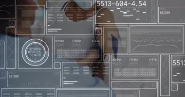 AR panelleri dönüşümlü model taramaya geçerken klinisyen ambalaj kelepçesi izlemek için. Tıbbi, sağlık, teknoloji, teletıp, veri, analiz, yenilik