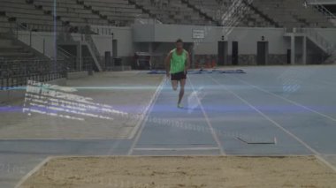 Erkek atlet piste giriyor, inşaat hızında ve teknik kaplamanın ortasında kum havuzuna doğru yola çıkıyor. Sporcu, spor, hareket, dinamik, rekabet, performans, dijital