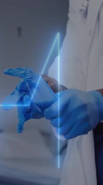 Hastanede cerrahi eldiven kullanan erkek doktorun orta bölümündeki kalp atış hızı monitörünün animasyonu. Tıbbi sağlık teknolojisi kavramı