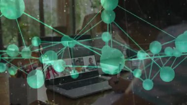 Çevrimiçi sınıfta dizüstü bilgisayardaki ağ vurgulama öğretmeninden sonra el ele kalem yazma notları. İşbirliği, bağlantı, dijital öğrenme, sanal takım çalışması, eğitim teknolojisi, profesyonel gelişim, arayüz tasarımı