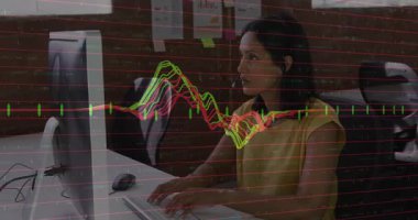 Ofis çalışanı klavyeye dokunuyor ve yazarken ortaya çıkan renk değiştiren dalga şeklindeki verileri görselleştiriyor. Üretim, teknoloji, veri, dijital, iş, analitik, profesyonel