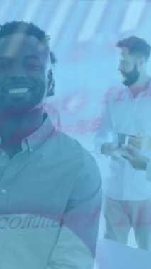 Grafiklerin, dünyanın ve bilgisayar dilinin animasyonu, ofisinde duran gülümseyen Afrikalı Amerikalı adam. Dijital bileşik, çoklu pozlama, rapor, iş dünyası, küreselleşme, kodlama, programlama dili.