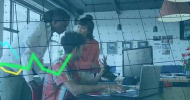 Ofiste dizüstü bilgisayarda yazan meslektaşlar, iş incelemesi için animasyon veri satırlarını üst üste koyuyorlar. İşbirliği, takım çalışması, yenilik, analitik, modernlik, profesyonellik, yaratıcılık