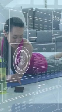 Evinde egzersiz yapan Asyalı kadın hakkında yapılan çizimler ve veri işleme animasyonları. Teknoloji, spor ve dijital arayüz kavramı dijital olarak oluşturulmuş video.