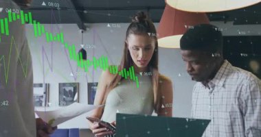 Yetişkin bir erkek iş raporunu meslektaşlarıyla üç boyutlu çizelgeleri analiz ederken genç bir kadın telefon dinliyormuş. İşbirliği, takım çalışması, analitik, teknoloji, ofis, veri, yenilik