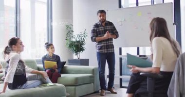 Erkek kurşun, yapışkan nota tahtasına doğru hareket ediyor ve pazarlama için hisse senedi görüşleri gibi kıvılcımlar saçıyor. İşbirliği, beyin fırtınası, yenilik, takım çalışması, veri görselleştirme, modern ofis, profesyonel çevre