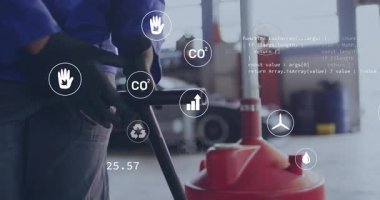 Kadın teknisyen pompayı sıkıca kavrıyor ve ikonlar aracılığıyla eko verileri takip ederek otomobil dükkanından çıkarma işlemini başlatıyor. Mekanik, endüstriyel, hassas, sürdürülebilirlik, teknoloji, mühendislik, bakım