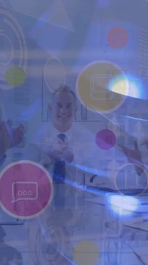 İş adamları üzerinde ikonlar ve veri işleme bağlantılarının animasyonu. Küresel iş, finans, bilgisayar ve veri işleme kavramı dijital olarak oluşturulmuş video.