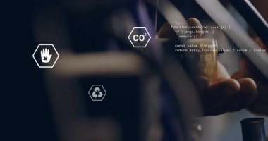 Teknisyenlerin elleri, gerçek zamanlı enerji ölçümleri eşleştiren ve simgeleri gösteren boruları döndürür. Mühendislik, otomasyon, sürdürülebilirlik, dijital, yenilik, bakım, endüstri