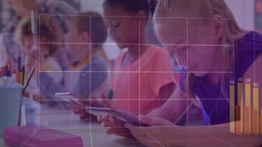 Üç boyutlu tabletlere tıklayan dört öğrenci verileri görselleştiren grafikler ve çubuklar gösteriyor. Eğitim, teknoloji, takım çalışması, görselleştirme, öğrenme, gençlik, dijital