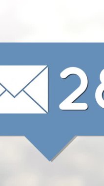 Gri arkaplandaki ışık noktalarına karşı artan sayılarla ileti simgesinin canlandırılması. Sosyal medya ağı ve iş teknolojisi kavramı