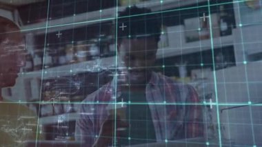 İki iş arkadaşı akıllı telefonu kaydırıyor ve bilgisayardaki iş verilerini analiz ederken veri örtüşmelerini gösteriyor. İşbirliği, analitik, takım çalışması, teknoloji, modern, iletişim, profesyonel