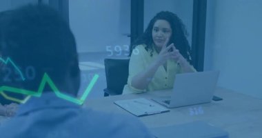 Sarı bluzlu sunucu, iş toplantısı sırasında animasyon çizelgelerini takip eden laptop verilerini açıklıyor. İşbirliği, iletişim, analitik, profesyonel, strateji, modern, takım çalışması