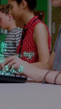 Çeşitli okul çocukları üzerinde denklem ve veri işleme animasyonları. Küresel eğitim, öğrenim, okul, dijital arayüz ve dijital olarak oluşturulan veri işleme kavramı.