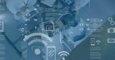 Tıbbi ekip veri analizi için simgeleri solduran ve cam tablo etrafında çizelgeleri canlandıran cihazları çalıştırıyor. İşbirliği, yenilik, teknoloji, sağlık, takım çalışması, dijital, analiz