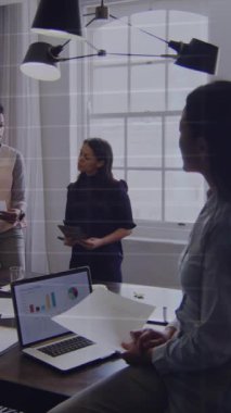 Ofisteki çeşitli iş adamlarıyla ilgili finansal verilerin ve grafiklerin animasyonu. İş, finans, ekonomi, işbirliği ve dijital olarak oluşturulan iletişim konsepti.