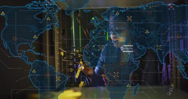 Tablet kullanarak sarı kabloları yapılandıran ağ mühendisi, raftan genişleyen neon haritası. Teknoloji, bağlantı, siber, dijital, veri, altyapı, bilim