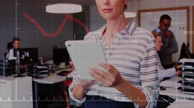 Ofisteki tableti kaldıran kadın meslektaşlarıyla veri analizi yapıyor, kırmızı grafikte titreşim örtüsü oluşturuyor. İş, takım çalışması, teknoloji, analiz, iletişim, modern, üretkenlik