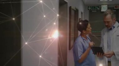 Hastanede tableti tıkırdatan hemşireler, doktor muayenesine yardımcı olan animasyon çizelgelerini başlatıyorlar. Tıbbi, işbirliği, profesyonel, teknoloji, sağlık, iletişim, modern