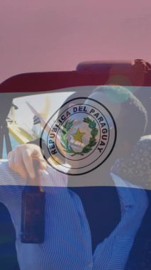Paraguay bayrak animasyonu ile selfie çekiyoruz, arkadaşlar gülümsüyor ve birlikte poz veriyorlar. Beraberlik, kutlama, vatanseverlik, toplanma, mutluluk