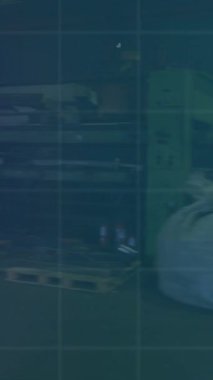 Hurdalıkta finansal verilerin ve grafiklerin animasyonu. Ekonomi, finans, geri dönüşüm ve atık kullanımı kavramı dijital olarak oluşturulmuş video.