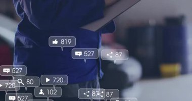 Süzülen sosyal medya simgelerini ve dalgalanan ölçümleri gösteren panoya atölye profesyoneli notları yazıyor. Üretkenlik, analitik, dijital, fütüristik, endüstriyel, veri, arayüz