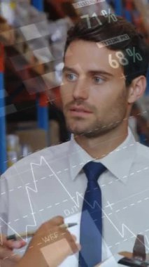 Depoda çalışan insanların veri işleme animasyonları. küresel sevkiyat, dağıtım ve bağlantılar konsepti dijital olarak oluşturulmuş video.