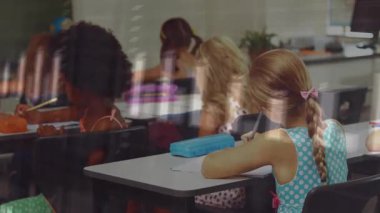 Öğrenciler bar çizelgeleri ve çizgi grafikleri yazıp gülümseyen kızın arkasında animasyon çiziyorlar. Eğitim, analitik, veri görselleştirme, takım çalışması, konsantrasyon, öğrenme, yenilik