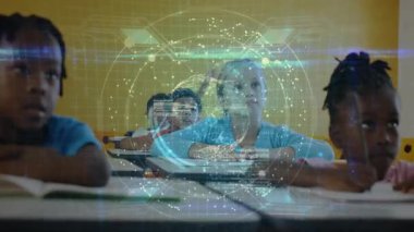 Öğrenciler, sarışın kız el kaldırdıktan sonra el kaldırıyor, holografik küreyi çalıştırıyor ve teknolojiyi gösteriyor. Eğitim, işbirliği, yenilik, sınıf, teknoloji, dijital, öğrenim