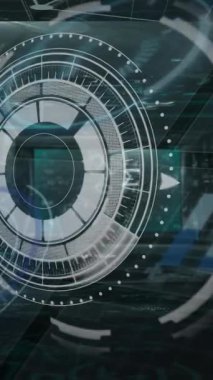 İş kadını taraması ve veri işleme çalışmalarının animasyonu siyah arka planda taranıyor. Dijital arayüz teknolojisi ve ağ konsepti dijital olarak oluşturuldu.