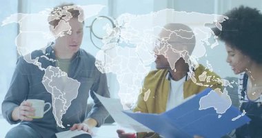 Dünya haritası küresel iş verilerini gösterirken mavi klasörü inceleyen dört meslektaşım var. İşbirliği, takım çalışması, beyin fırtınası, veri analizi, uluslararası, modern, ofis