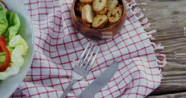 Ekranın solundaki kamera görüntülerini üst üste koyarak ekmek kabını taşır ve salata kadehini ortaya çıkarır. Kırsal, tazelik, organik, sağlıklı, dijital, modern, doğal