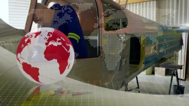 Teknisyen açılış paneli ve havacılık denetimi için uçak gövdesi hizalanırken dijital dünya dönüyor. Uzay, mühendislik, endüstriyel, bakım, teknoloji, kesinlik, atölye