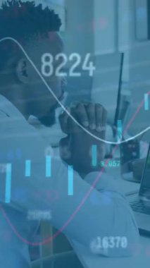 Ofiste çalışan iş adamları üzerinde finansal veri işleme animasyonu. Dijital olarak üretilen covid pandemik konsept sırasında küresel işletme finansmanı.