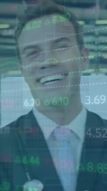 Çeşitli doktorların gülümsemesi üzerine veri işleme animasyonu. Küresel tıp ve dijital arayüz kavramı dijital olarak oluşturulmuş video.