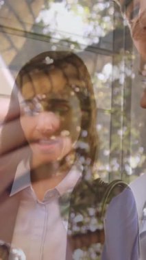 Ofisteki çeşitli iş adamlarına karşı akıllı telefon kullanan bir adamın animasyonu. Sosyal medya, teknoloji, iletişim ve iş konsepti dijital olarak oluşturulmuş video.