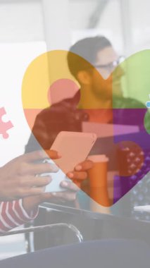 İspanyol ya da Latin kadın bir ofiste kalp bulmacası tutuyor. Meslektaşlar, işbirliğini teşvik etmek için bir takım oluşturma egzersizi yaparlar, yavaş çekim..