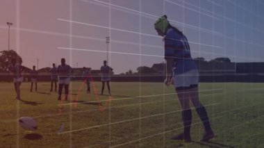 Spor analitiği grafikleri, yeşil kapak vuruşunda saha rehberliği yapan rugby vurucusunun üzerini örtüyor. Atletizm, takım çalışması, performans, rekabet, eğitim, gençlik, açık hava