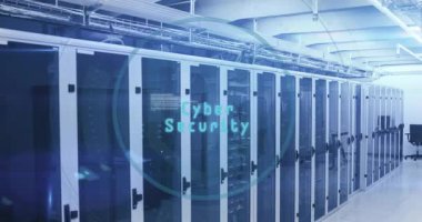 Siber güvenlik etiketi kaybolurken sunucu rafları tutan kamera ve tarama arayüzü oluşturan halkalar. Teknoloji, siber güvenlik, fütürist, veri, dijital, ağ, koruma